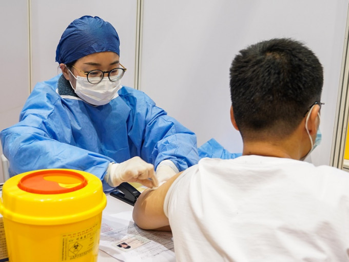 上海高校师生进行新冠疫苗接种。新华社