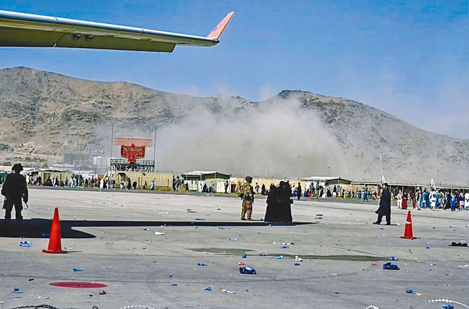 ■喀布尔机场附近发生爆炸，冒起浓烟。