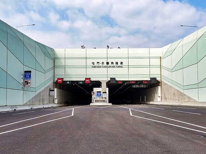 屯门至赤鱲角隧道即将于周日（27日）上午8时开通，运输署提醒市民留意相关的交通及公共运输安排。网图