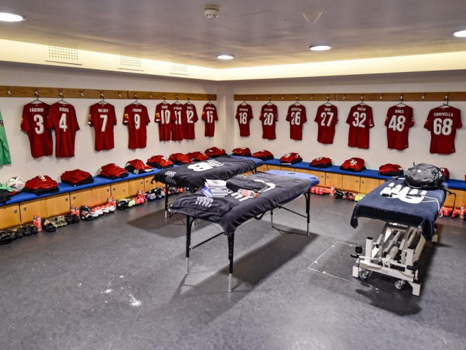 利物浦早前到访史丹福桥球场后，投诉客军更衣室太细，难以遵守目前的防疫规则。。网上图片