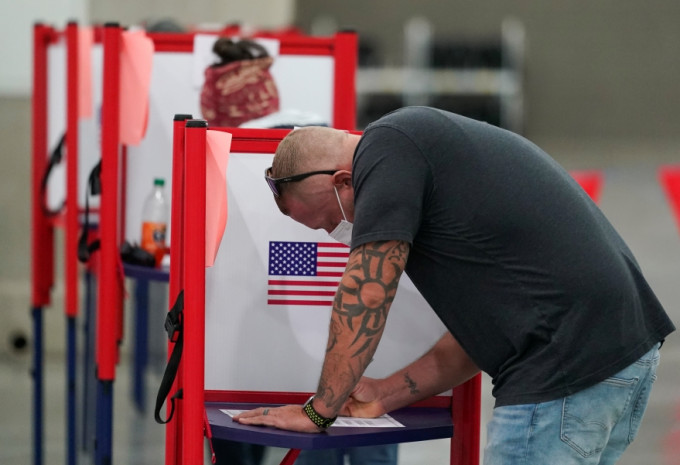 選民在票站投票。AP