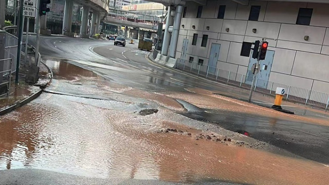 荃灣西樓角路發生爆水管。fb：立腸 全港資訊 Facebook 交通台