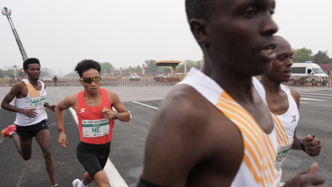 非洲运动员来华「跑马」已成生意。图为今年爆出让赛丑闻被北京半马取消成绩的何杰。中新社