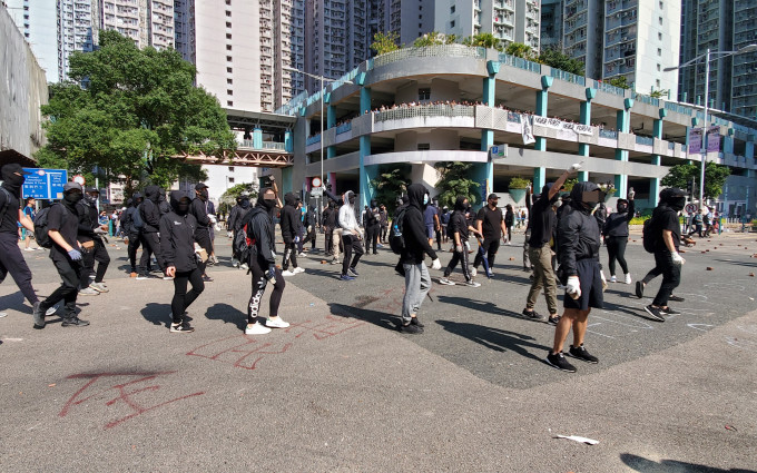 将军澳尚德邨附近有示威者与警方发生冲突。 资料图片