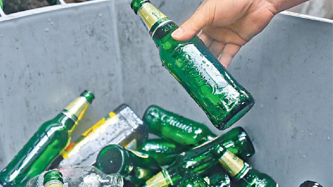 政府将于明年展开饮品玻璃樽徵费计划。资料图片