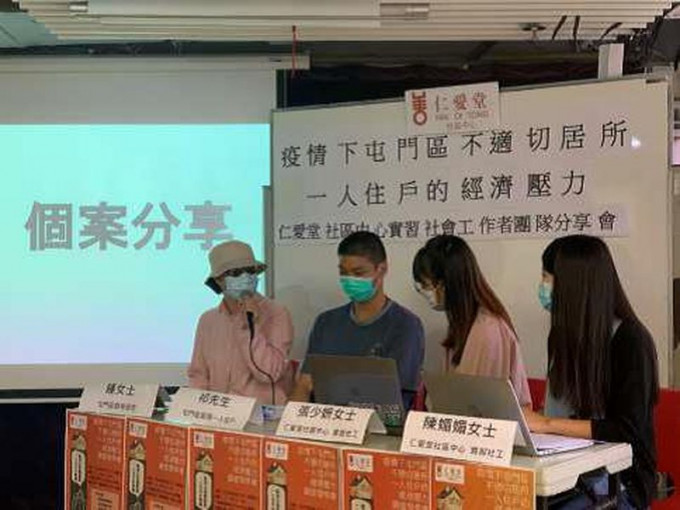 受訪者鍾小姐（左）指因疫情影響收入大跌近六成。