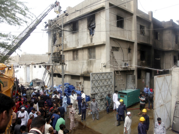 巴基斯坦一间化工厂发生火警，造成至少16人死亡。AP图片