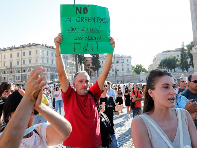 意大利市民举起纸牌反对推行绿色通行证。REUTERS