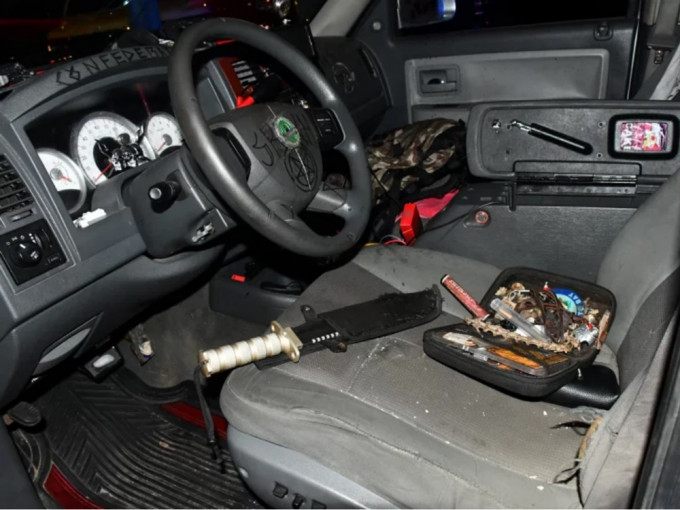 美国华盛顿国会警察拘捕一男子，在他的车上搜出大砍刀等武器。网图