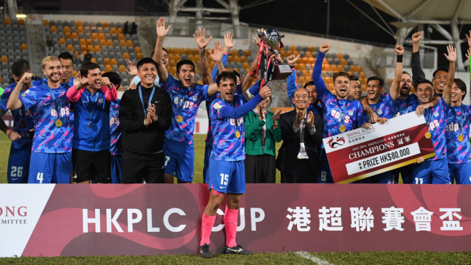 傑志捧走香港超級聯賽會盃。 本報記者攝