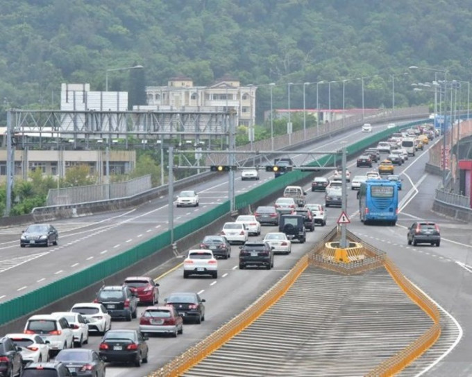 回台北市高速公路今日一早就出現車龍。