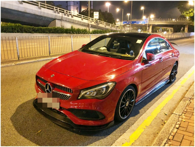 涉案的紅色Benz。