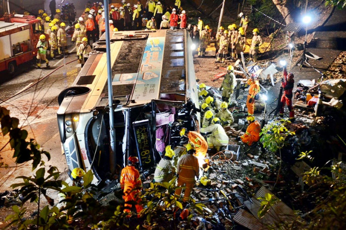 巴士失事翻侧,酿18死惨剧。