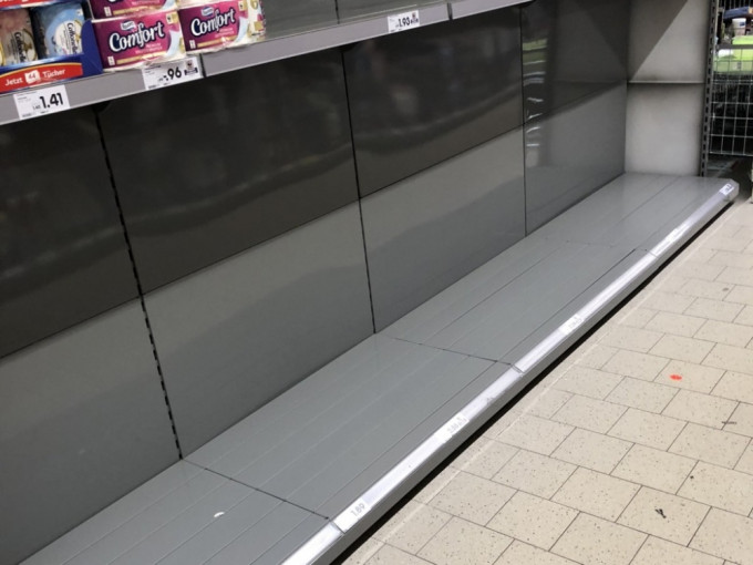 德国超市厕纸货架空空如也。（网图）