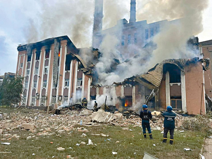 烏克蘭東部一家熱力發電廠遭到俄軍空襲。