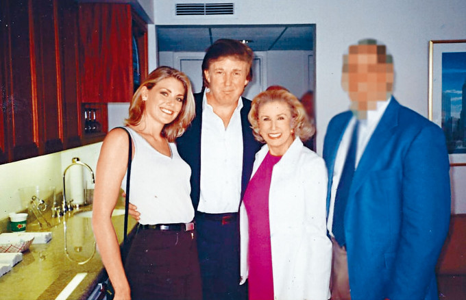 ■报称遭性侵的多莉丝（左）一九九七年在美网场馆与特朗普合照。