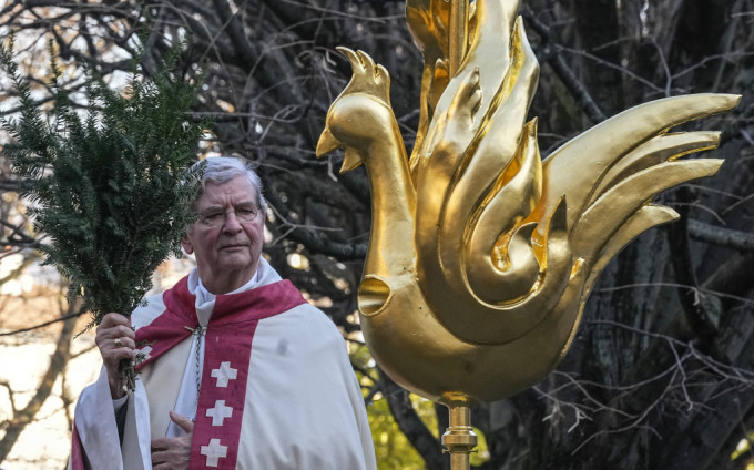 安放前巴黎大主教于爾里克為公雞祝福。美聯社