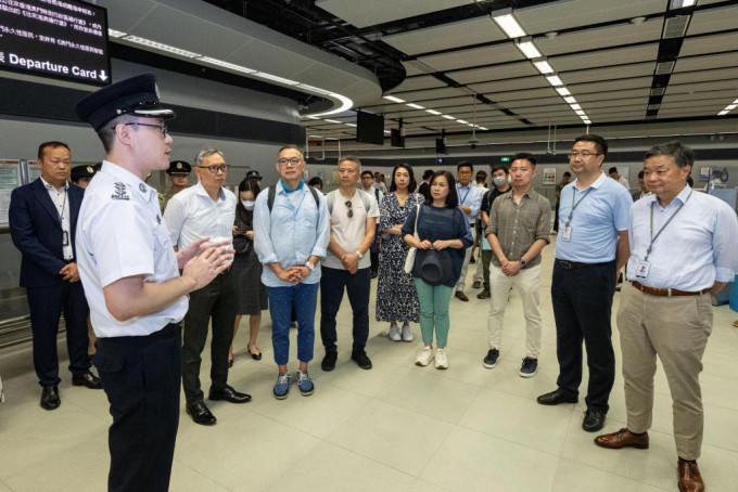 立法会议员在莲塘／香园围边境管制站了解旅客出入境和清关手续安排。政府新闻处