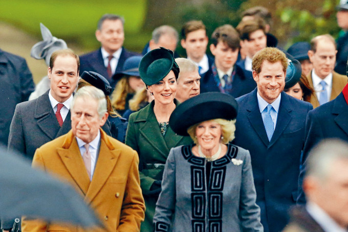 圖為哈里與威廉夫婦及皇室成員二○一五年聖誕日一起赴教堂。