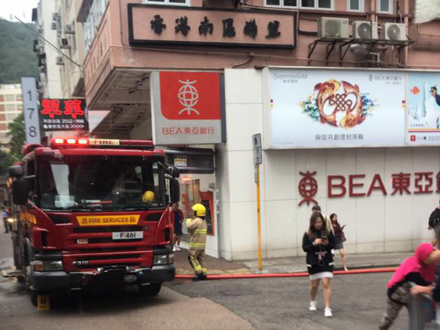 消防員到場升起雲梯灌救。   香港突發事故報料區FB/網民Man Lam‎圖