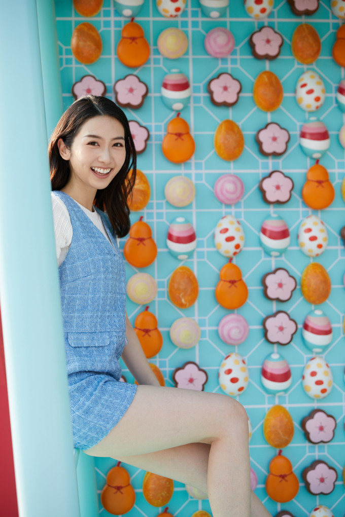 少女系彩蛋打卡墙，墙上挂满可爱造型的特色糕点。