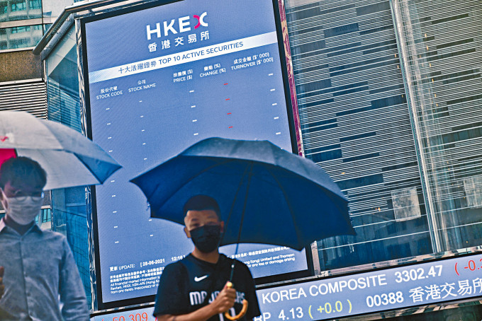 证券及金融业担心香港采取高压防疫，或损害金融枢纽地位。