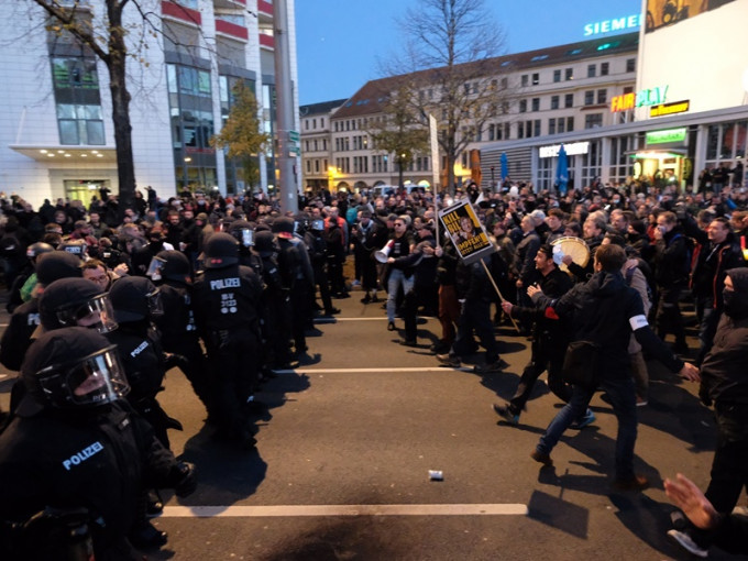 大批群众聚集与警察爆发冲突。AP