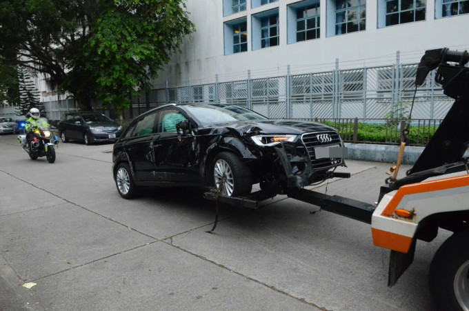 警方将失事Audi四驱车拖走。蔡楚辉摄