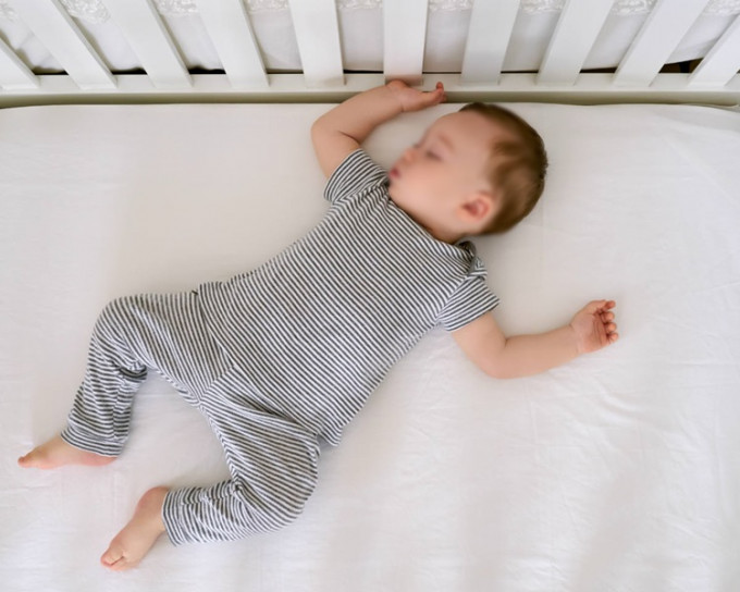 二手婴儿床床褥的硬度或尺寸有机会因长期使用而出现变化，面层物料也会磨损致内层海绵外露。网图