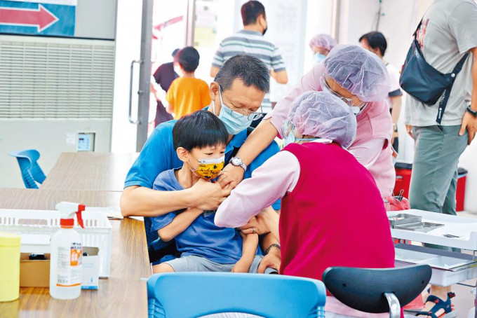 疫情严重，台湾家长带小朋友打疫苗。
