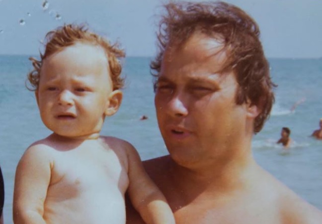 托迪父親(右)因新冠肺炎逝世。網上圖片