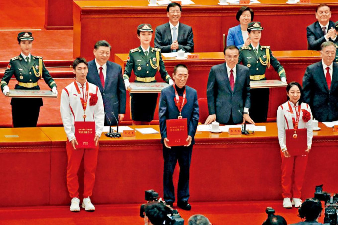 北京冬奥开闭幕式总导演张艺谋（前中）等获表彰。