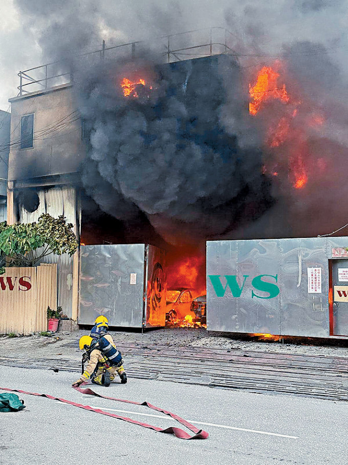 青衣一间船厂起火冒出浓烟，消防接报到场开喉灌救。