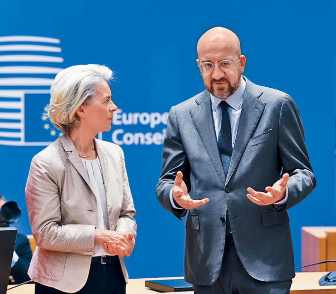 歐盟委員會主席馮德萊恩（左）和歐洲理事會主席米歇爾。