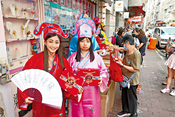 黄榕与阿仪（右）着到鬼五马六派月饼。