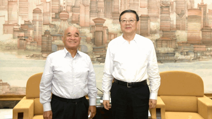 新世界（017）及周大福（1929）主席郑家纯（左），与上海市委书记陈吉宁会面。