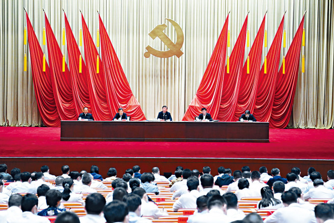 习近平（中）昨天在中央党校强调：丢掉幻想，准备斗争。