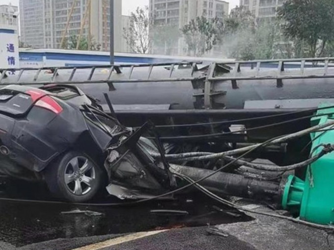 寧波一處地盤打樁機翻側壓毀私家車，釀成兩死。網圖
