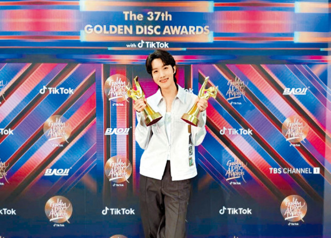 J-HOPE现身曼谷举行的《金唱片》颁奖礼，代表BTS领奖。