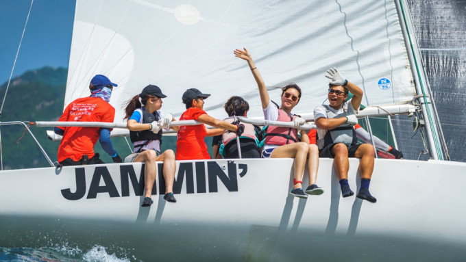 香港遊艇會及其慈善基金會為了響應特區政府的「全民運動日」，在8月6日當天舉行了「香港遊艇會慈善帆船及划槳運動同樂日」。