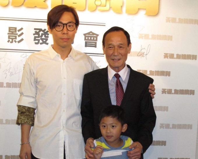 陳惠敏兒子陳俊浩(左)、孫仔撐場。
