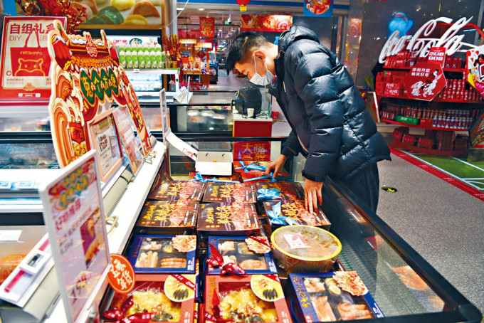 春節將至，北京某街市內民眾正選購預製菜。