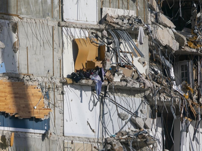 佛州州長德桑蒂斯表示，將折卸出事住宅大廈仍然未倒塌的部分。AP圖片