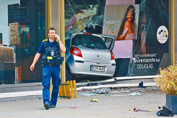 一輛汽車周三在柏林一條購物大街衝撞人群後，衝入一家商店。