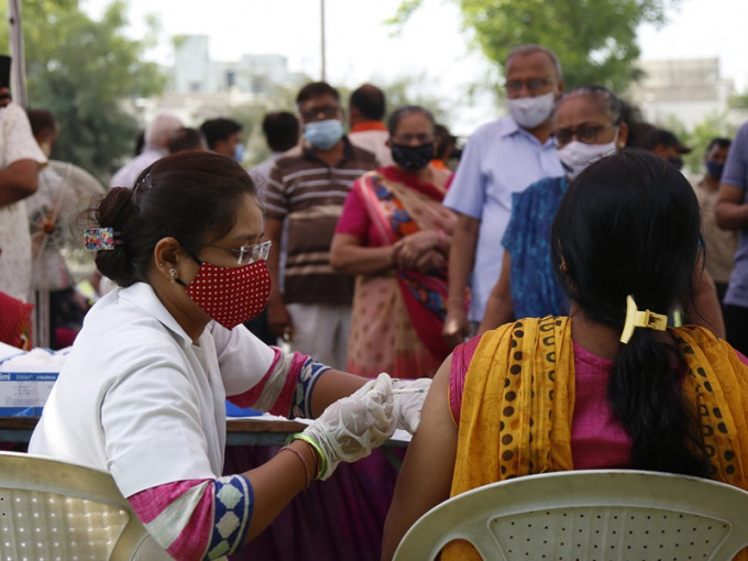 印度正加紧为市民接种疫苗。AP