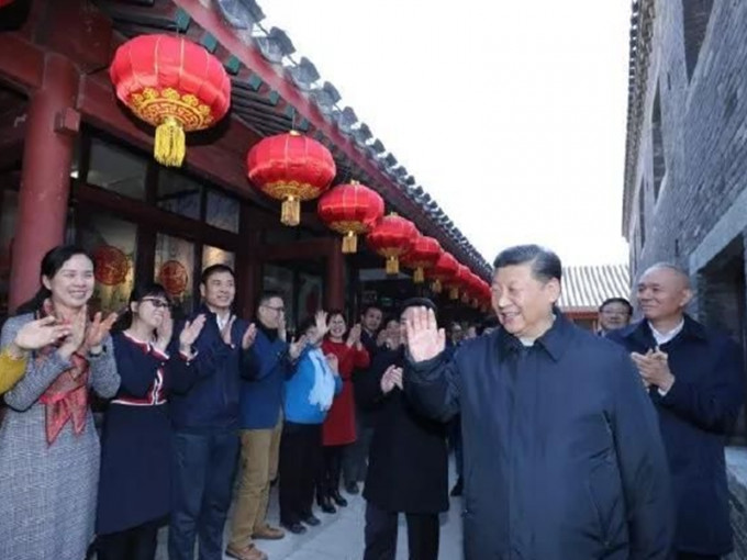 习近平向全国人民送上新春祝福。新华社