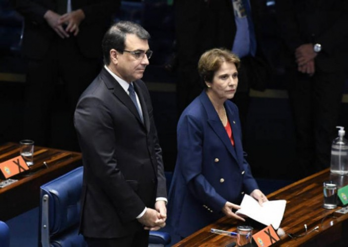 巴西外长弗兰萨（左）和巴西农业部长克里斯蒂娜在3月24日的参议院全体会议上发言。