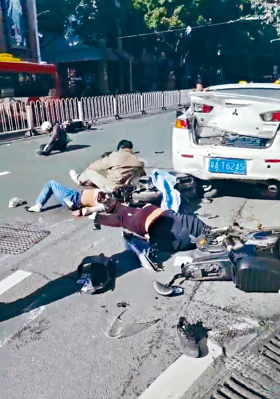 廣州事故現場多名電動單車司機倒地受傷。