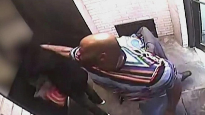 紐約市揚克斯區一名男子襲擊一名亞裔老婦，揮拳打她超過100下及用腳踐踏她。網圖