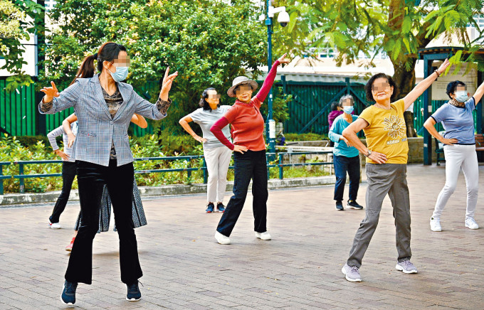 海心公园内有不少街坊跳舞。